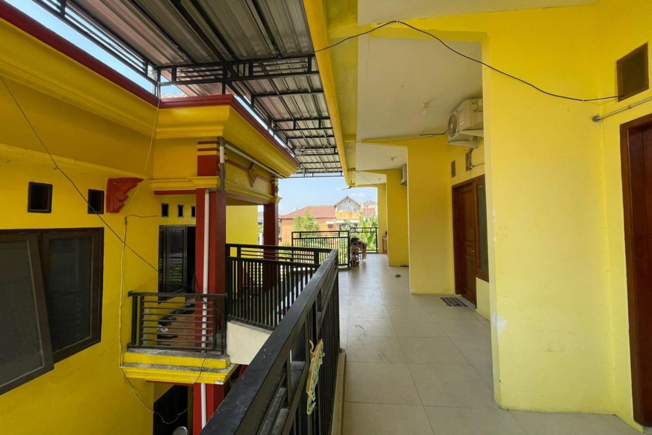 Oyo Life 93036 Eddy Homestay Syariah Lamongan Exterior foto